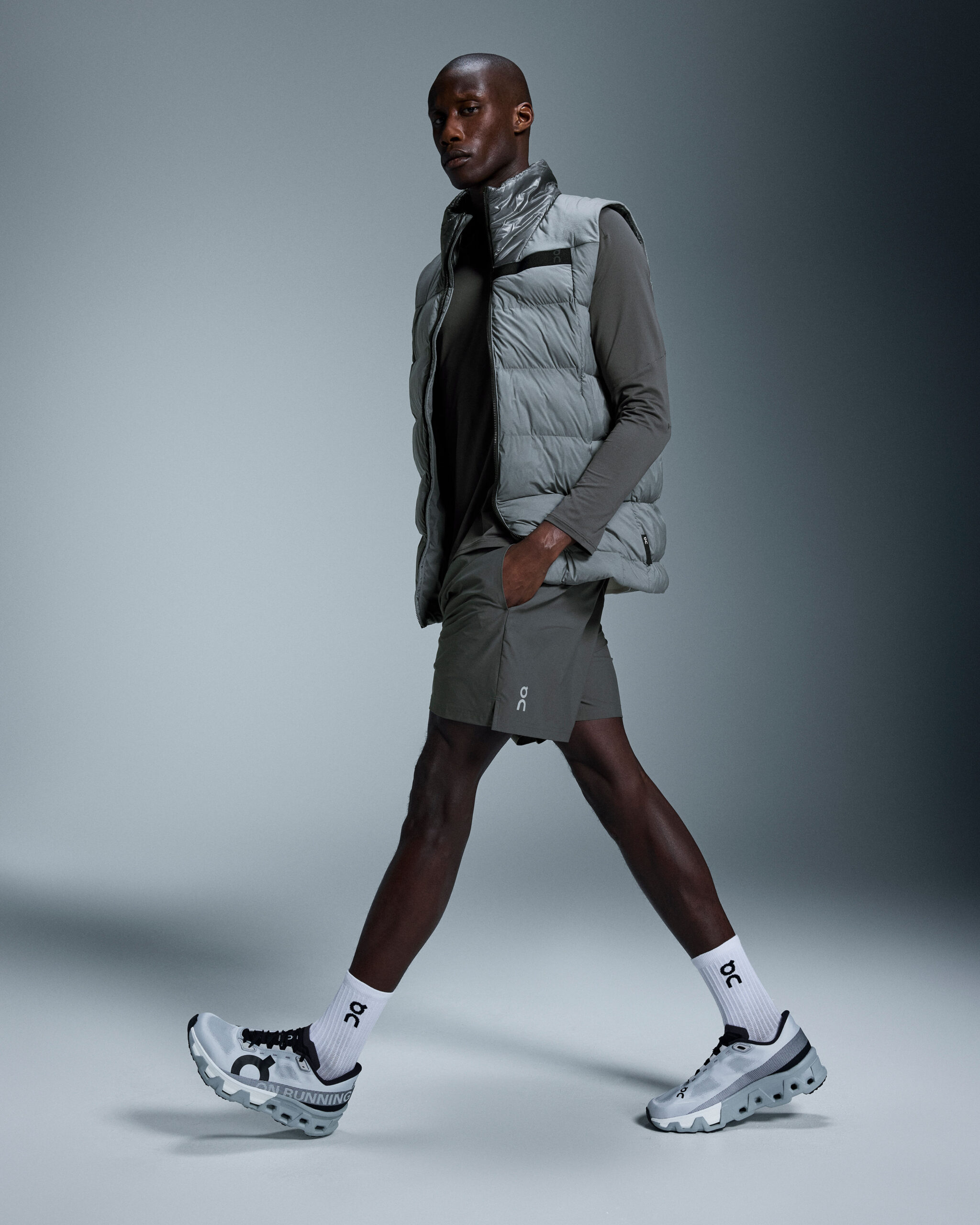 core-short-cinza-on-2