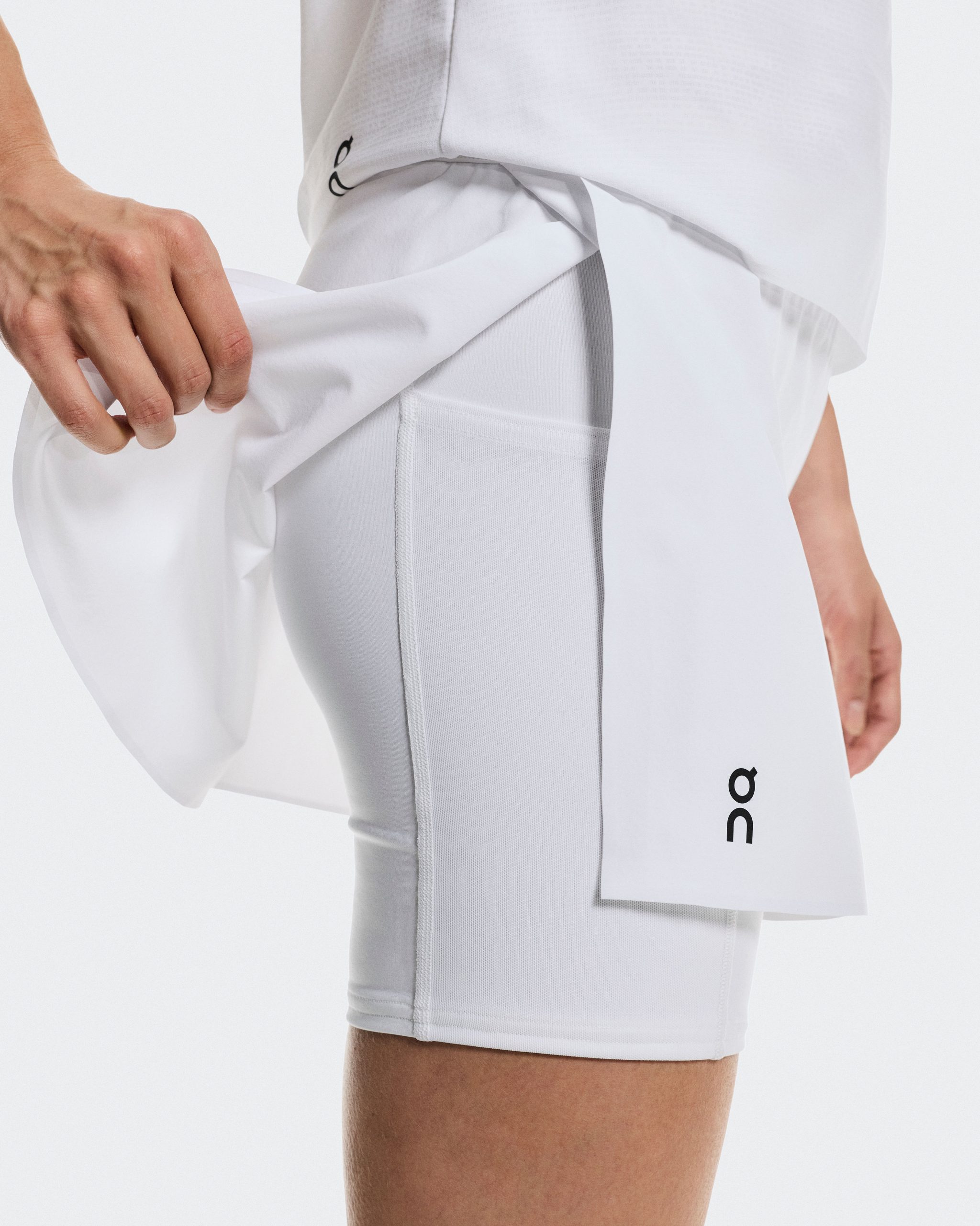 court-skirt-split-branco-on-4