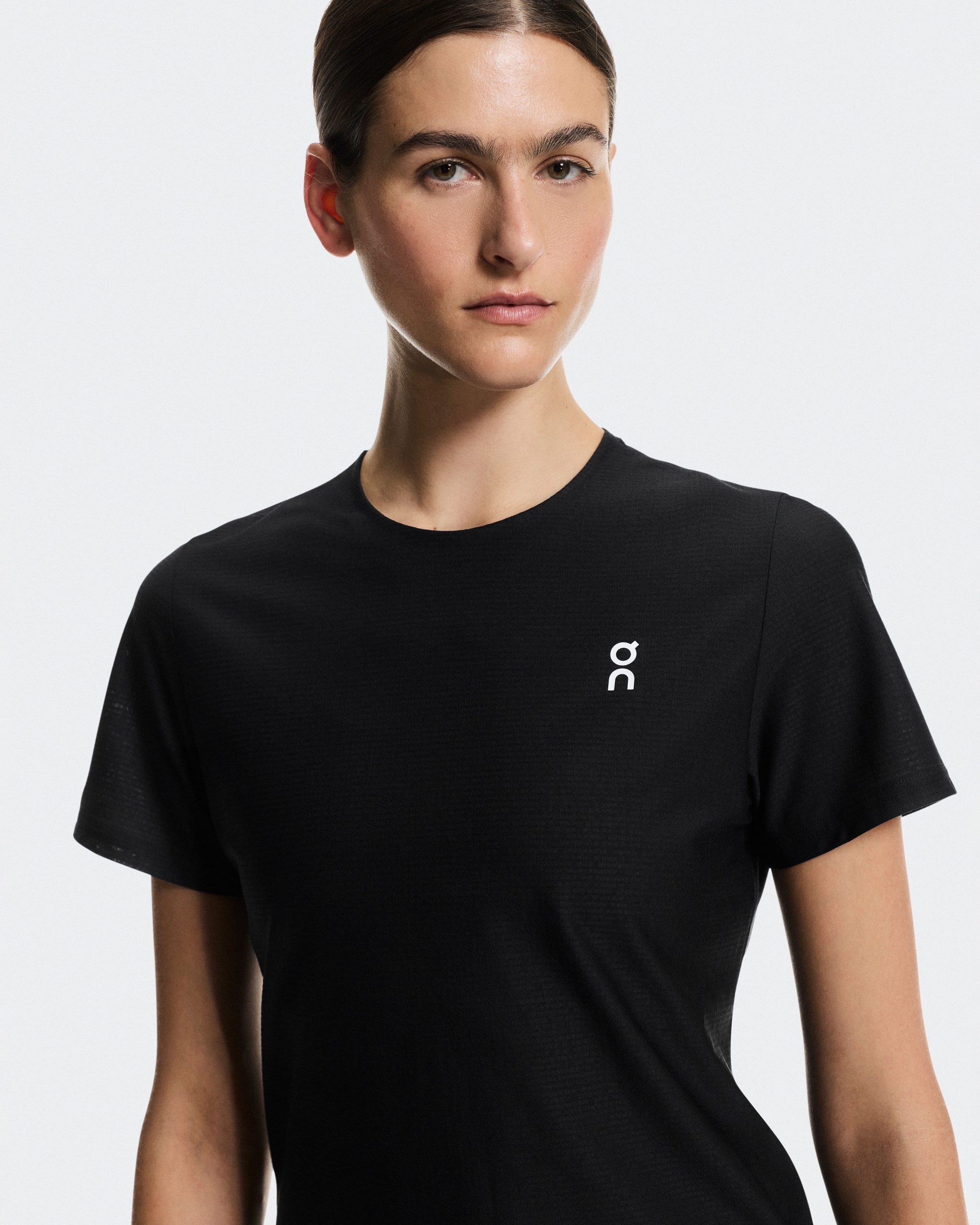 camiseta-court-t-preta-feminina-on-2