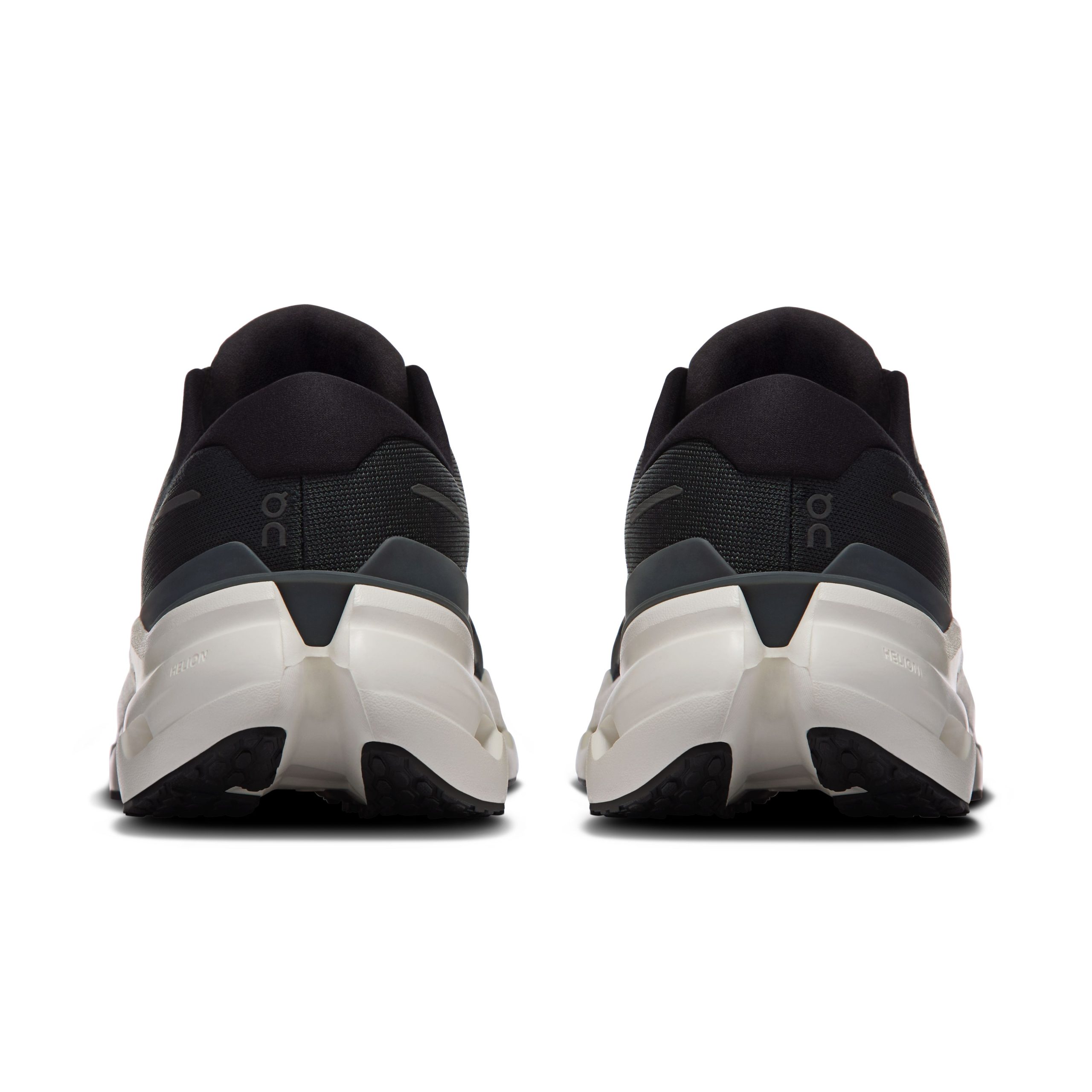 cloudrunner-3-preto-branco-on-4